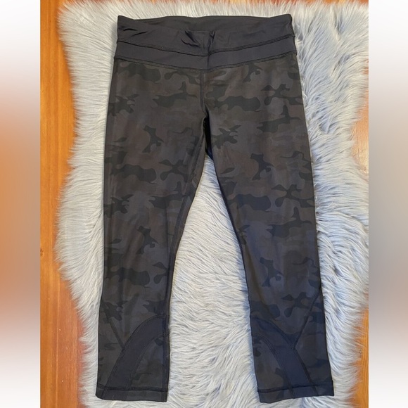 Lululemon Run Inspire Crop II Camouflage Black Mesh - sz 2 - Picture 6 of 7